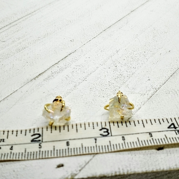 Aura Quartz prong earrings - Picture 2 of 5